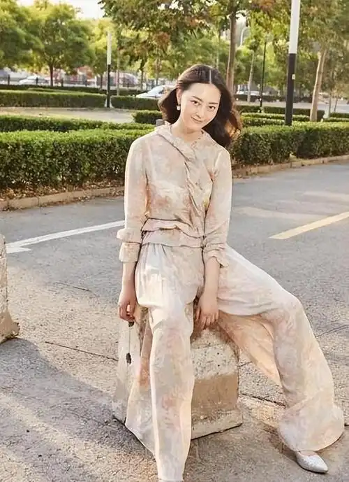 陈格的身材高挑,碎花长裙可以衬托个人身材