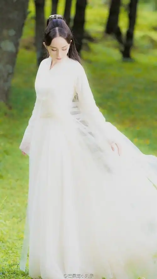 杨幂白衣骑马路透#好好看,看起来好有意境啊,上一次是白浅的衣服也