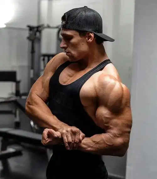 猛男奶爸"抖胸逗娃"刷爆全网,炸裂肌肉引百万妹子疯狂尖叫!