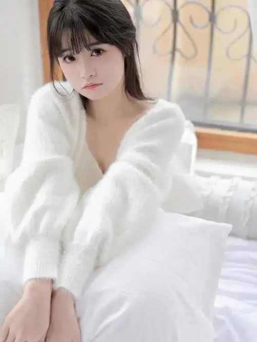 皮肤好白皙的美女吊带背心搭配白色毛衣外套青春靓丽好漂亮