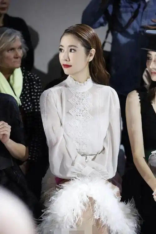 林心如真是行走的嫩模包臀裙故意穿小号蜂腰翘臀好抢镜