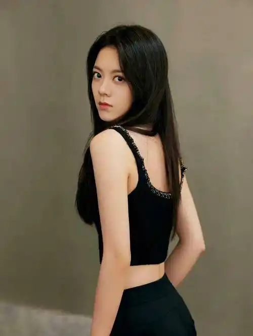 赵今麦身穿黑色背带和高腰长裤的照片在网络上引起广泛关注和热议.