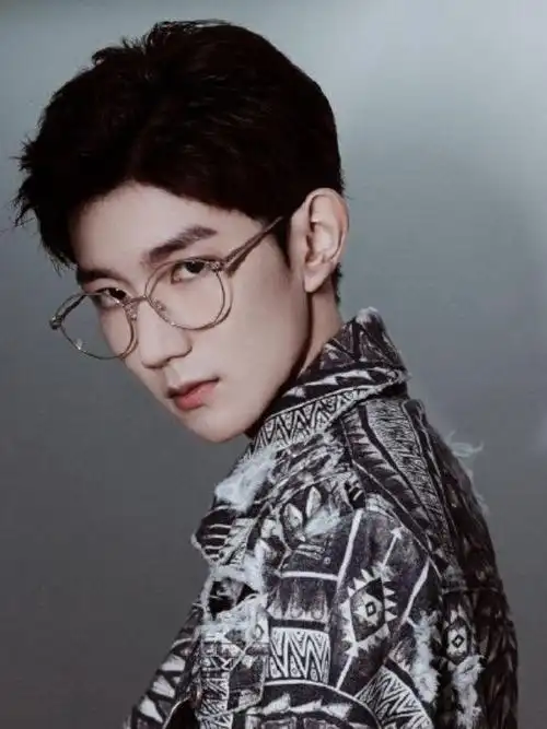 王源眼镜照遭疯传,瞬间成小汤圆壁纸,这样的百变少年谁顶得住?