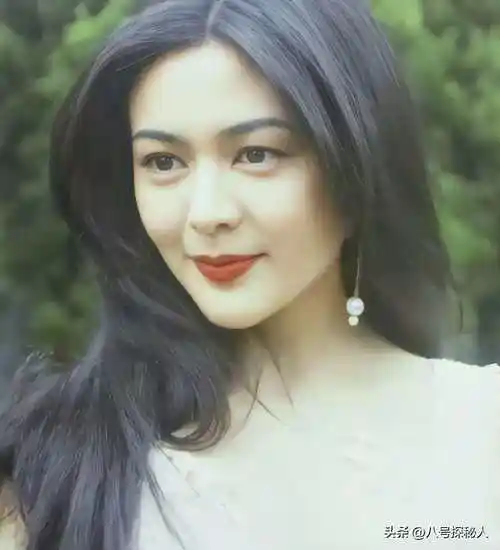 而在颜值巅峰时期,关之琳出演的角色,一度被称为"冻龄女神",年轻时创