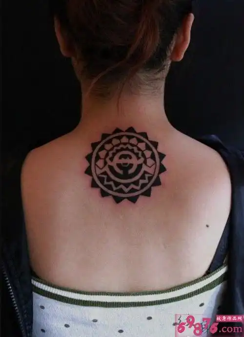 女生背部太阳图腾纹身图片