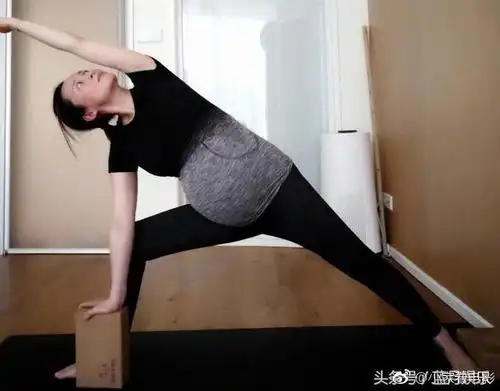 蒋勤勤大腹便便练瑜伽,高难度倒立让人看呆,网友直言注意安全