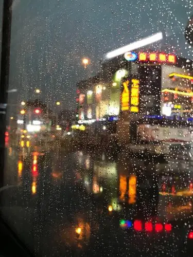 这算是前两天大雨车窗拍的 9191 有雨珠有夜景也有归_圈子-新氧