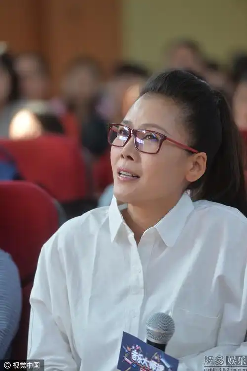 49岁田震架框镜进校园当老师