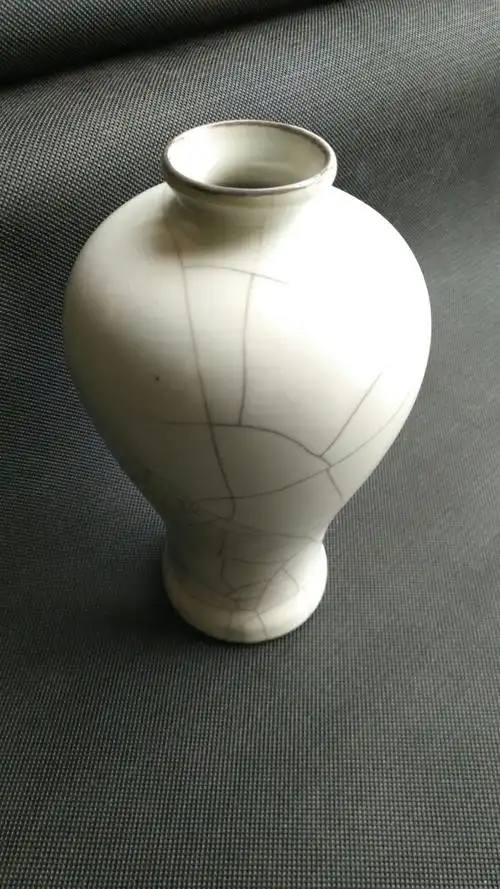 "南宋官窑〃款梅瓶小探