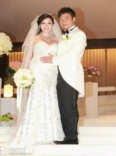 星级婚礼 心型鱼尾伴"大肚"汤盈盈与钱嘉乐完婚,明星