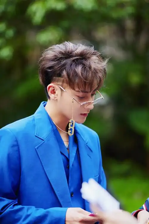 黄子韬宝石蓝西装帅气写真图片89