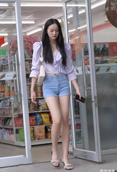 穿热裤的大长腿女生拥有这样的高挑好身材颜值就不是那么重要了