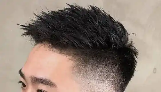 第二款发型显得很飘逸,同样是两边剃光,但是这款飞机头发型,是把中间