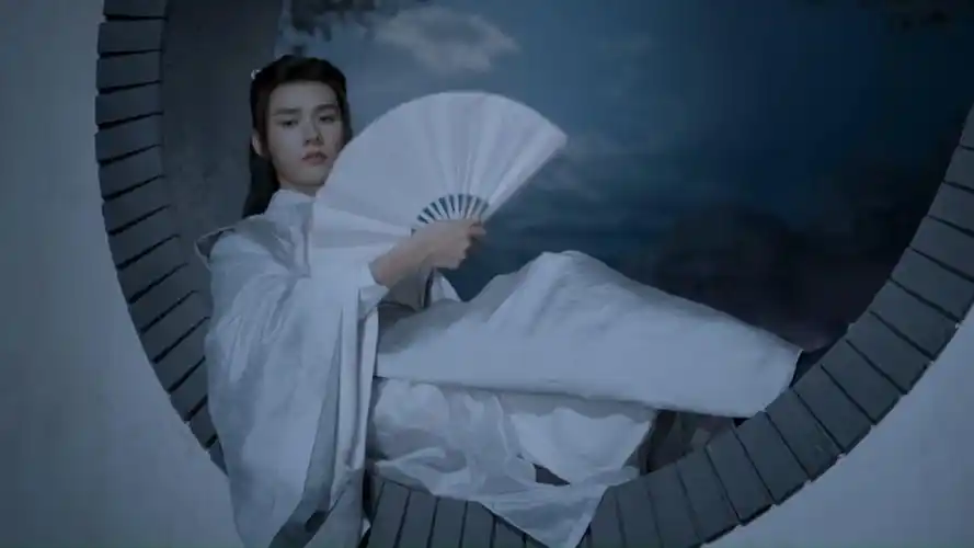 《山河令》中,浪浪的月下摇扇,太美了.##山河令 #温客行龚俊 温客行 .