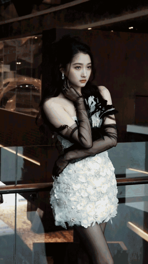 关晓彤超话#关晓彤李一桐同台#  关晓彤黑丝美腿黑丝手套太太太美了