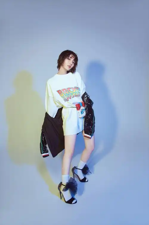 张嘉欣元气写真曝光 时髦混搭表现力max