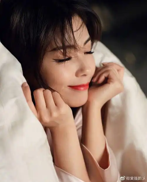 42岁刘涛失眠妆精致可爱穿粉嫩睡衣变慵懒美人电眼迷人