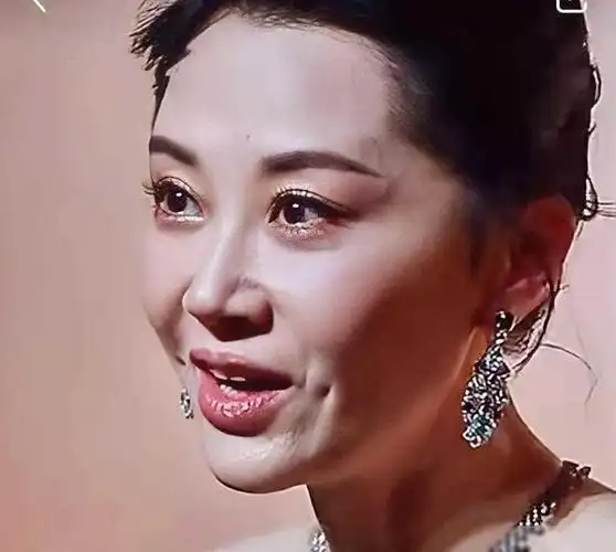 越老越欲?实则高清镜头下的许晴也不年轻了,皮肤也是尽显老态