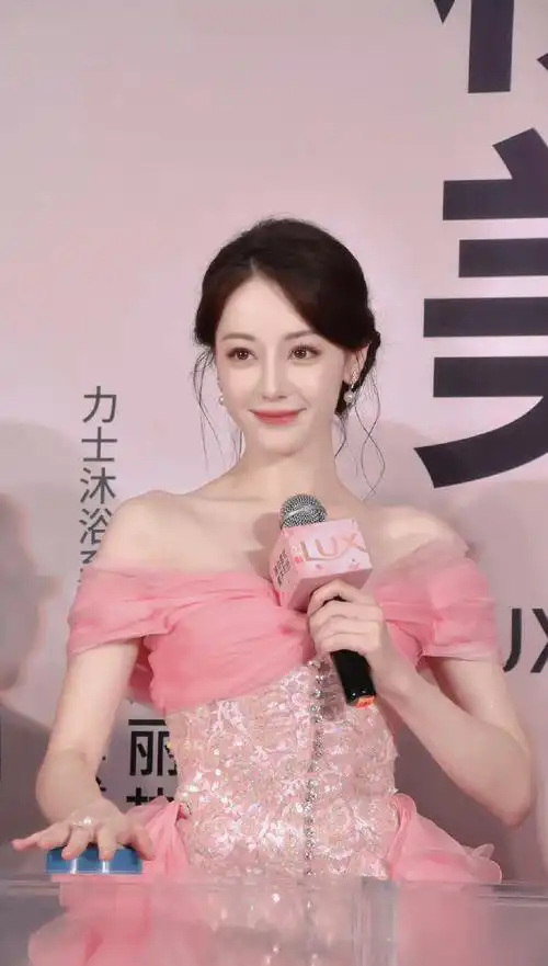 新疆舞属于中国新疆,更属于世界.新疆红石榴花迪丽热巴是所有人的骄傲