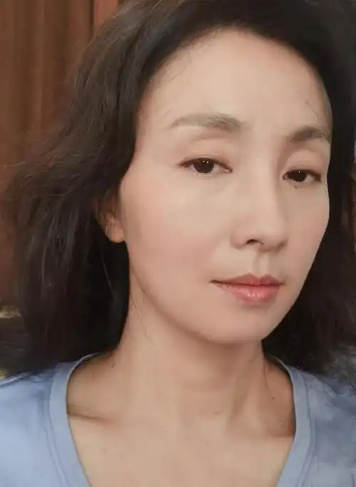 48岁陶虹晒自拍素颜照问留长发还是短发?而当粉丝晒长发照惊艳了