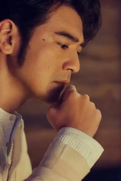 47岁金城武罕见露面,短发示人帅气依旧