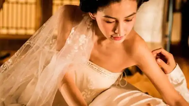 杨颖有所牺牲的一部电影,饰演的女妓让人心动不已,看完大饱眼福