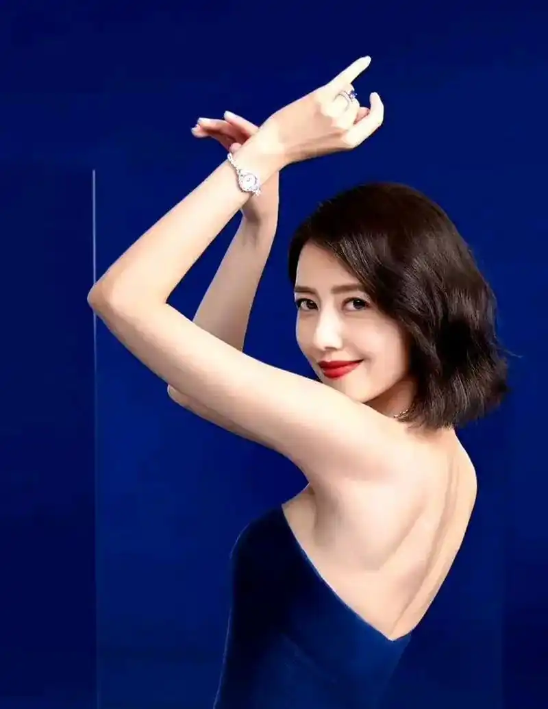 被高圆圆惊艳了  身穿宝蓝抹胸连衣裙,将肩颈线和精美的锁骨展现出来