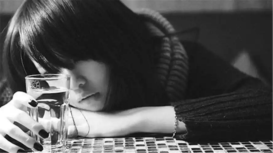 欧美黑白简洁情绪街拍图片电脑高清壁纸下载