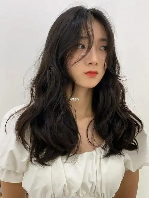 圆形脸适合的发型中长发烫发