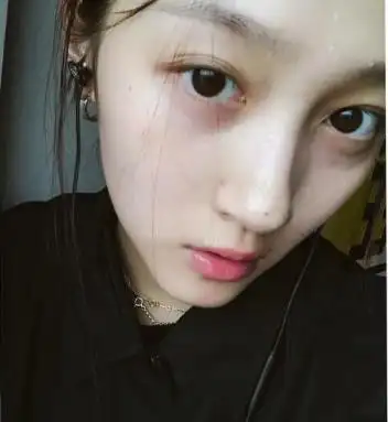 关晓彤ins深夜更新晒运动素颜照 汗如雨下青春痘抢镜