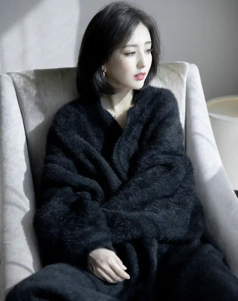 佟丽娅短发造型拍写真温婉清冷,穿黑色居家服露香肩锁骨