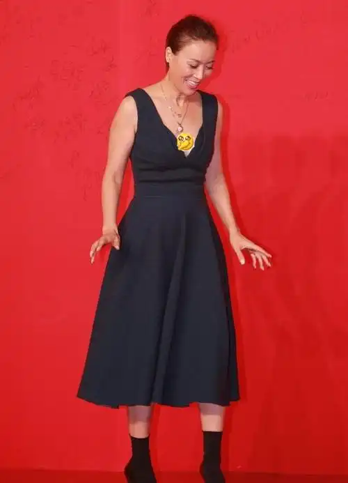 那英的时尚有点让人猜不透穿着高跟鞋配双黑袜子挺有年代感的