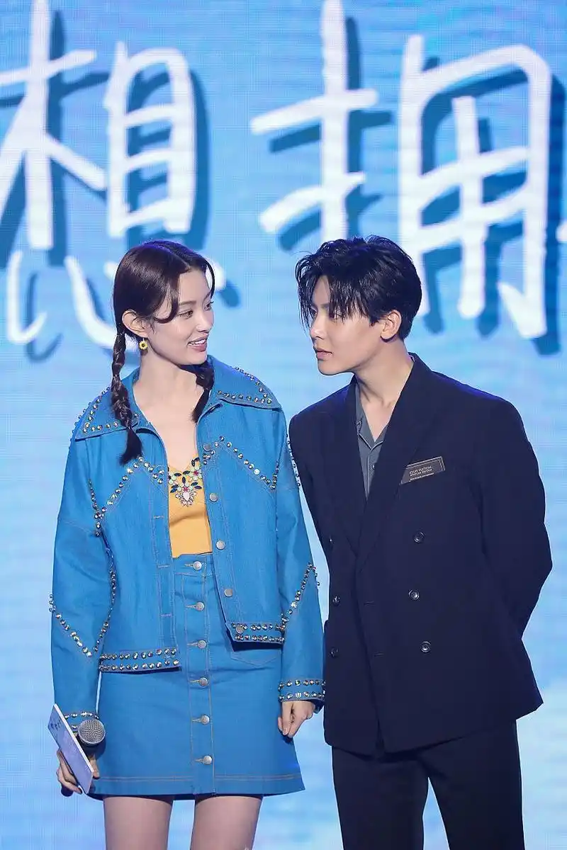 最近,关晓彤和范丞丞的吻戏引发热议,这场床咚吻戏也备受期待.