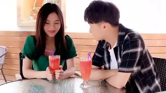 帅哥要是夸美女一句漂亮,美女也不至于生气了