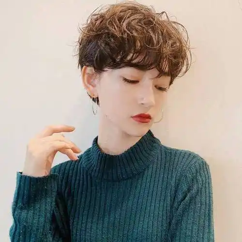 女人发型别管怎么剪,也要试试纹理烫短发,蓬松还时尚