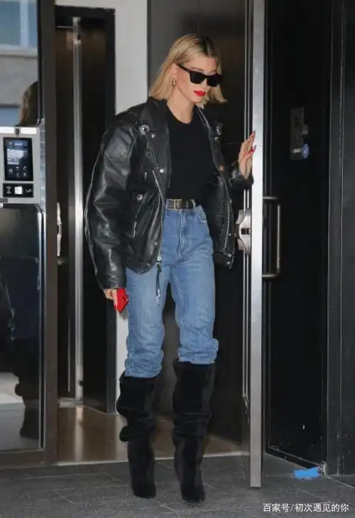 酷炫女孩的最爱:高腰牛仔裤配黑色皮夹克