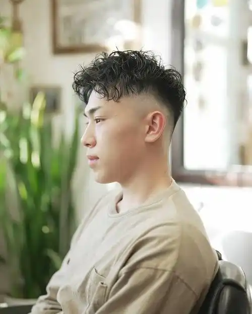 男发别乱剪,周边铲短头顶烫卷正流行,男士新选择引领潮流风尚|发型