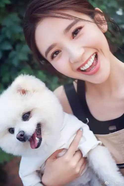 对于明星来说,一口整齐且洁白的牙齿确实非常加分,看着那白白的,整齐