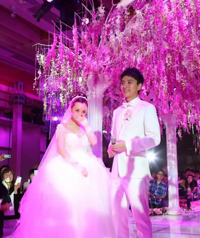 贾乃亮李小璐婚礼高清照被扒,曾经让人羡慕的回忆