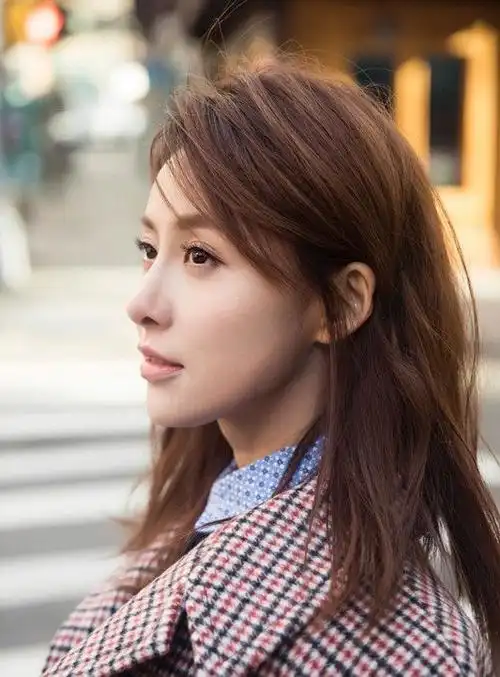 演员贾青身穿复古格纹大衣制服,焕发青春风采