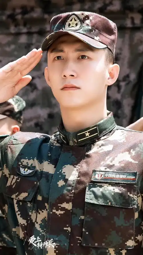 敬礼姿势标准,眼神透露着故事感,坚毅的神情体现得淋漓尽致,好有军人