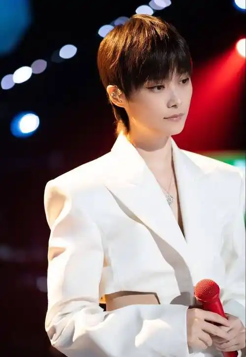 李宇春从"假小子"到"顶级缪斯","爷味"不见,女人味十足_黑色_风格