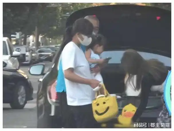 释小龙一家三口出行被拍,女儿长相和父亲如出一辙,妻子身材真好