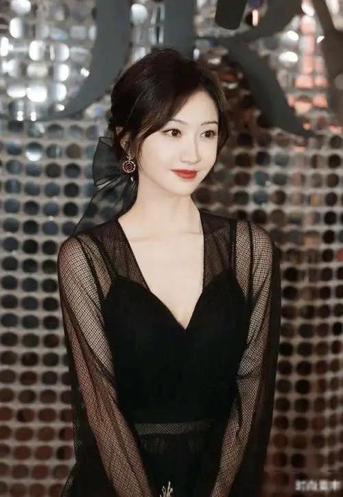 景甜现名媛风黑色透视纱长裙花叶图案妥妥的人间富贵花