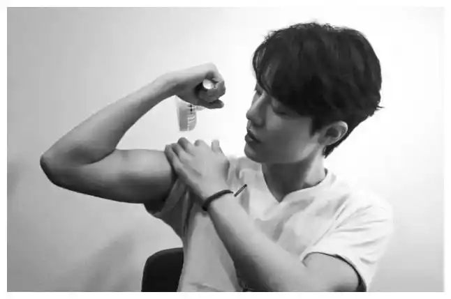 肖战工作室视角曝光肖战肌肉手臂工作室的中秋礼盒福利好酸