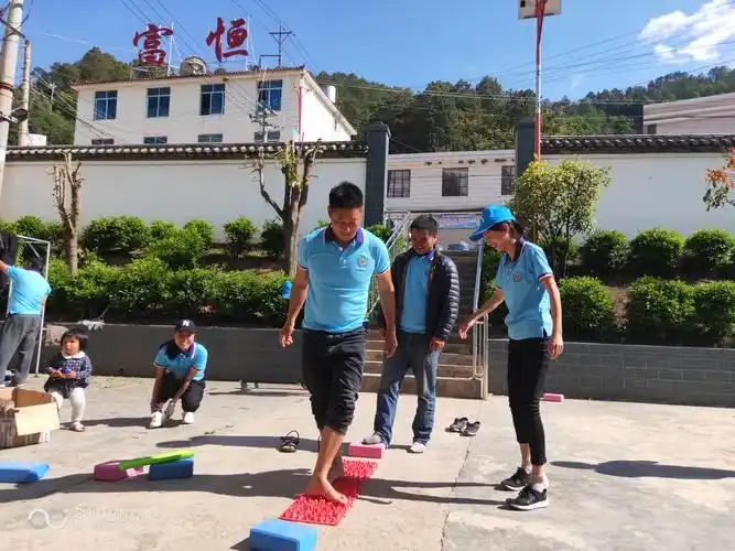 游戏中,输家需要走这个"指压板"作为惩罚,痛并快乐着