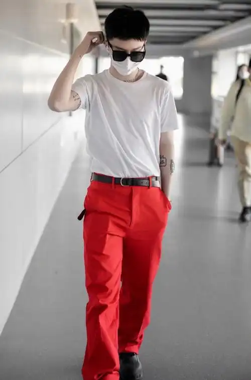 有种秀腿叫范丞丞穿姨妈裤看他秀出的腿连女人看了都嫉妒