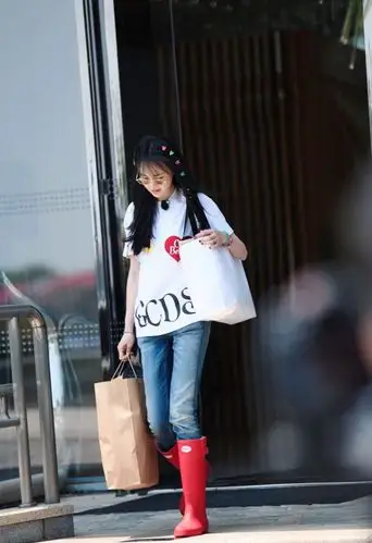 郑爽红雨靴短t牛仔裤,休闲甜美,彩虹发夹童心未泯_高清图集_新浪网