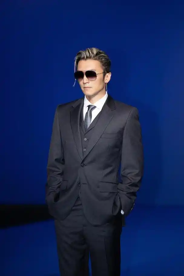 谢霆锋穿西服亮相上海扎小辫子戴墨镜超级像父亲谢贤