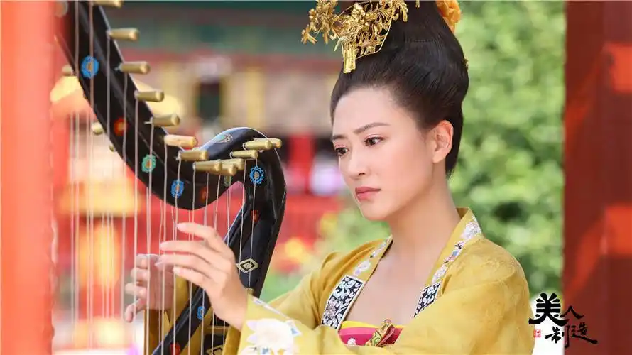 《美人制造》曝应采儿造型 粉面桃妆一笑百媚